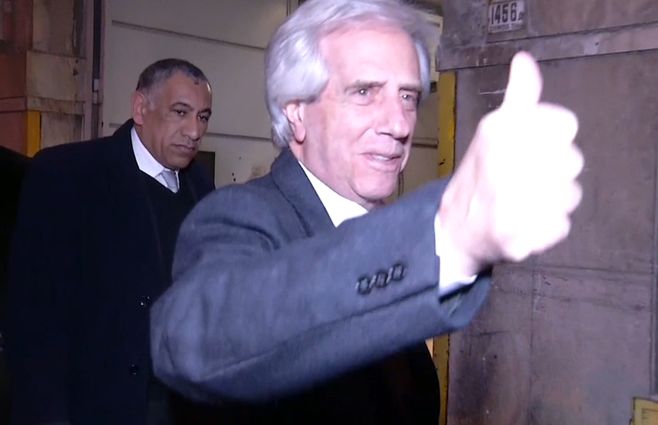 Foto: el presidente Vázquez sonríe y levanta el pulgar cuando ingresa a la mutualista La Española.