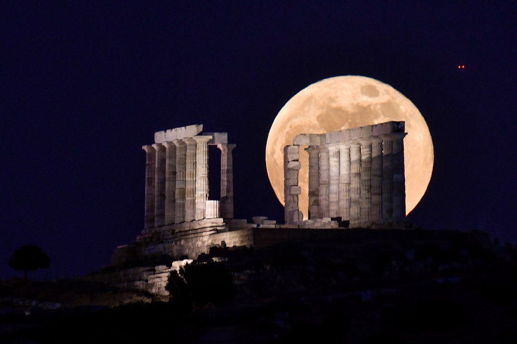 La la luna llena se eleva detrás del 444-440 a. C. Templo de Poseidón (Neptuno) en el cabo Sunión, a unos 70 km al sur de Atenas&nbsp;
