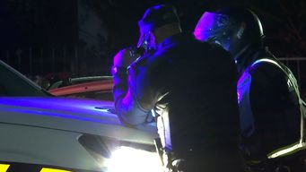 detienen a dos hombres y una mujer que escapaban en auto, armados y con una nina de 4 anos