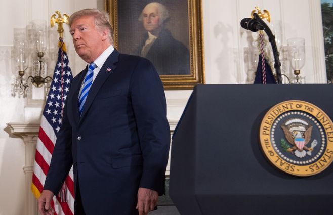 Presidente de EEUU, Donald Trump, sale luego de anunciar su decisión sobre el acuerdo nuclear con Irán, durante su discurso desde la Sala de Recepciones Diplomáticas, de la Casa Blanca, en Washington DC. 8 de mayo de 2018.