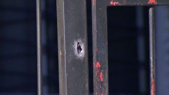 Foto: Subrayado. Impacto de bala en el frente de la vivienda donde estaba el niño de 4 años.