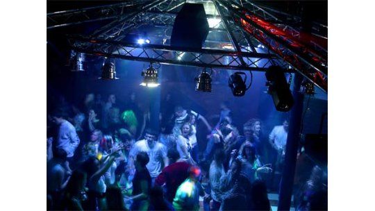 Pareja gay denuncia que fue echada de un boliche por besarse