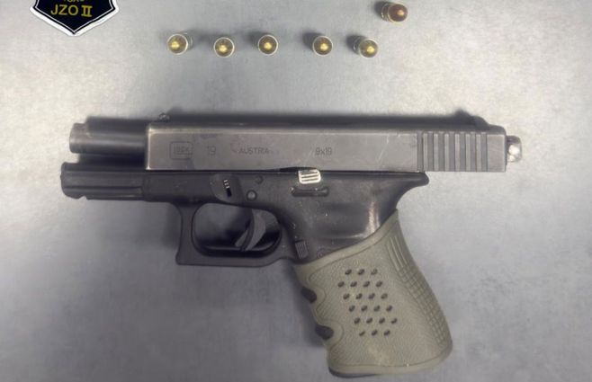 El arma y las balas incautadas por los policías de Investigaciones.&nbsp;