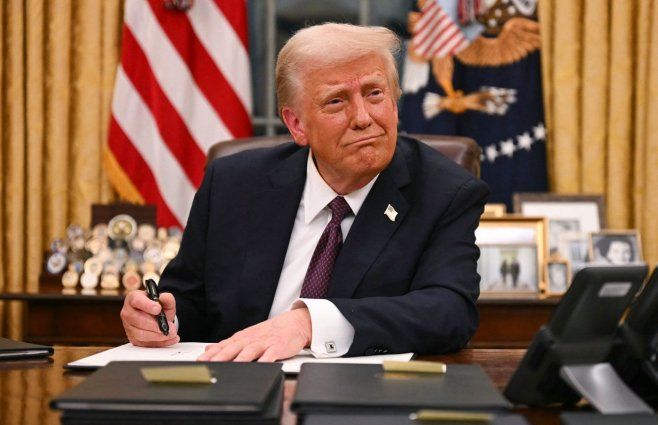 Trump firmó una andanada de decretos ni bien asumió la presidencia el lunes de tarde. Foto: AFP.