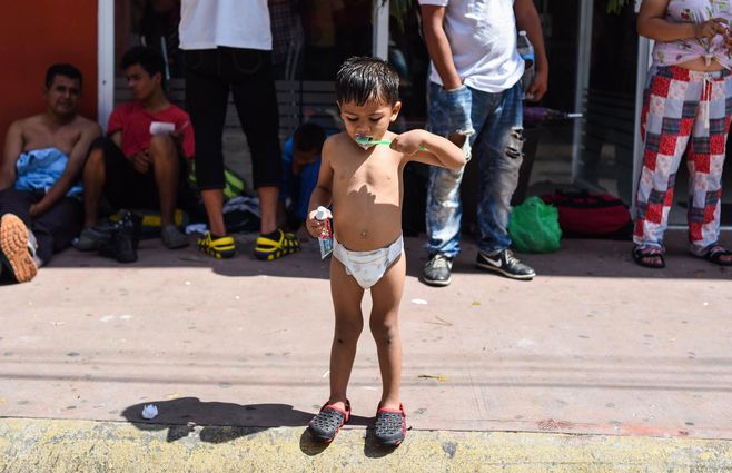 niño hondureño lavándose los dientes caravana hacia estados unidos AFP.jpg