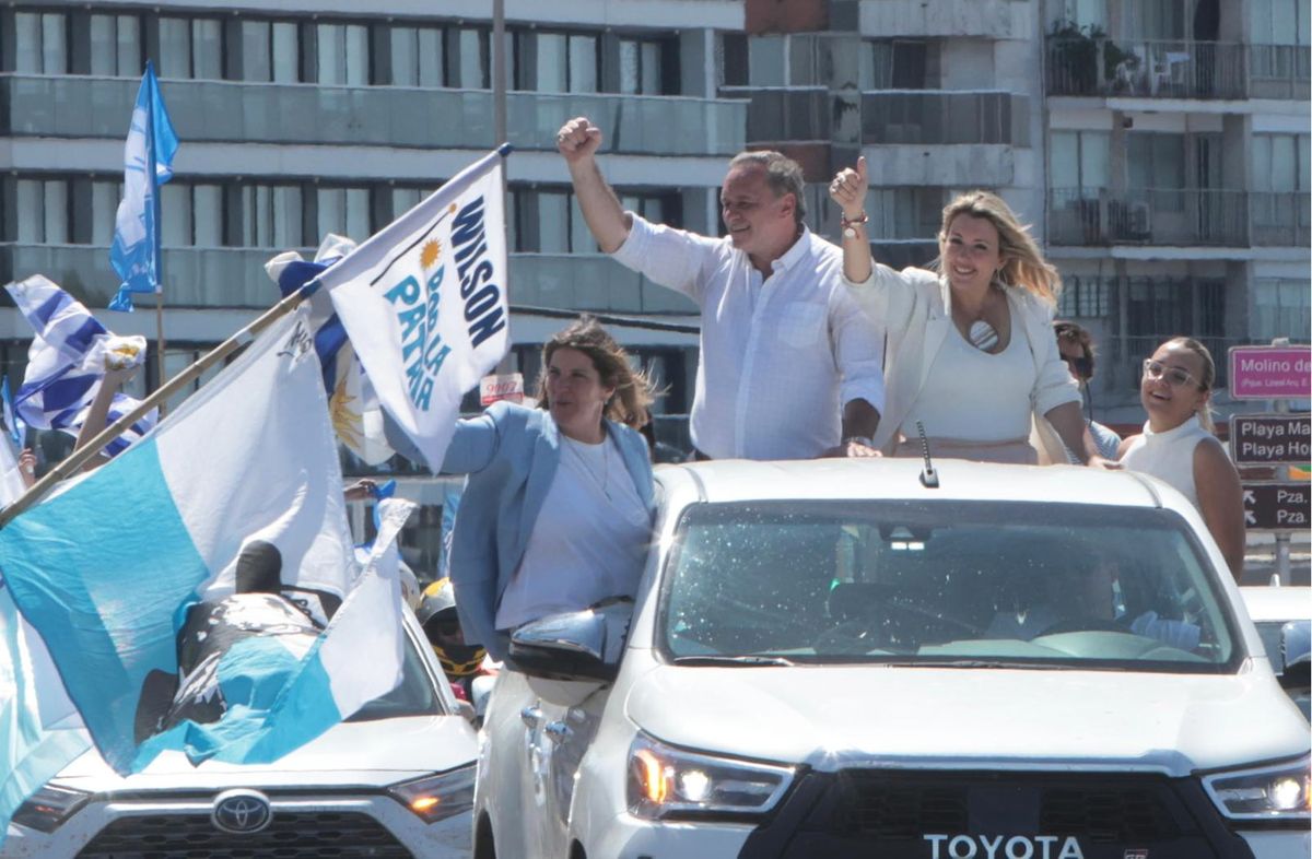 Foto: FocoUy. Álvaro Delgado y Valeria Ripoll encabezan la caravana del PN. Foto: FocoUy. Álvaro Delgado y Valeria Ripoll encabezan la caravana del PN.