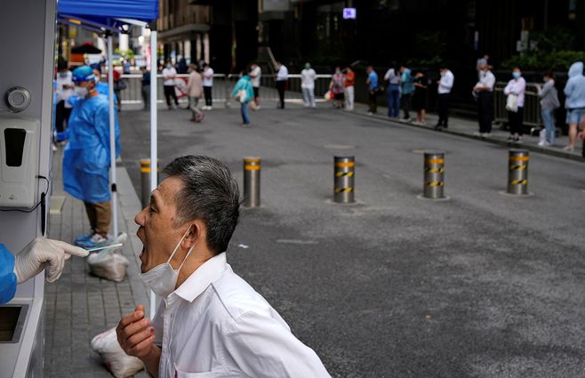 shangai-test-covid-gente-calle-reuters.jpg