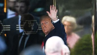Expresidente Donald Trump llegando a la Trump Tower en Nueva York, antes de la audiencia por investigación en su contra. Foto: AFP