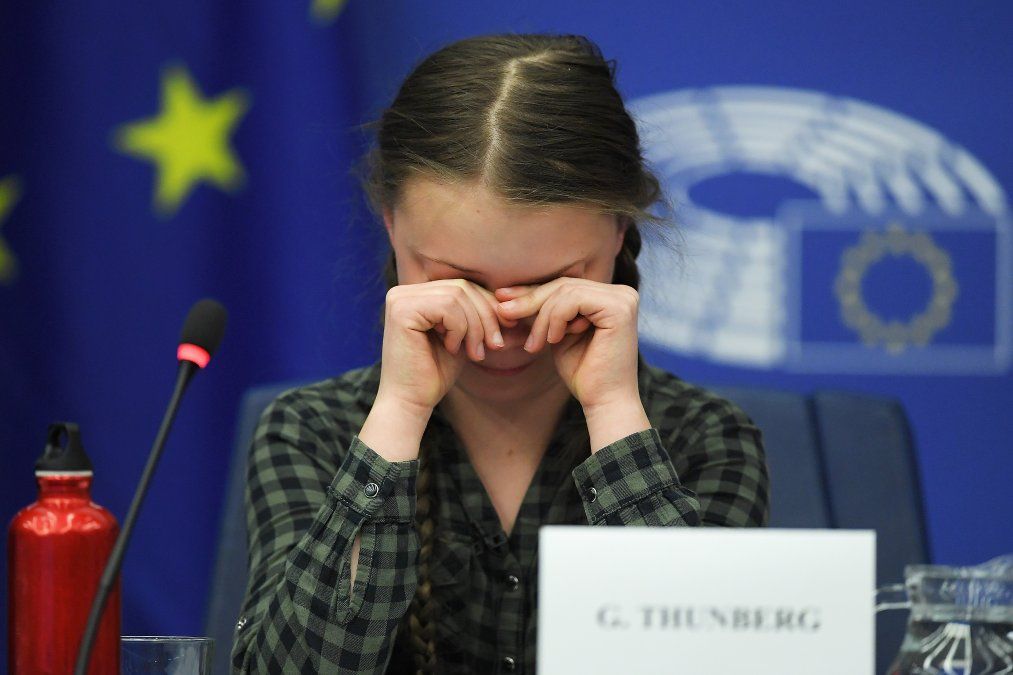 La activista sueca por el clima Greta Thunberg reacciona durante un debate con el Comité del Medio Ambiente de la Unión Europea
