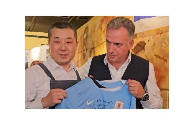 El presidente Orsi, Jorge Wang y la camiseta de Uruguay que obsequió el mandatario. Foto: publicada en las redes sociales de Orsi y de la Presidencia.