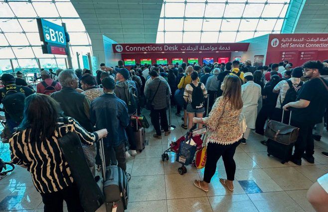 Foto: AFP. Viajeros en el aeropuerto de Dubái.