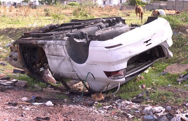 Foto: Subrayado. Vehículos abandonados en Boix y Merino, Malvín Norte.