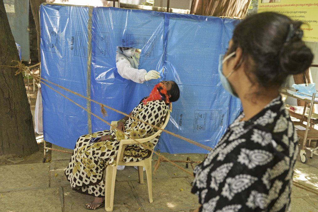 Un trabajador de la salud con traje de equipo de protecci&oacute;n toma una muestra para el test de coronavirus en Hyderabad, India