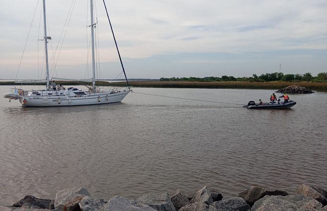 puerto-carmelo-velero-armada