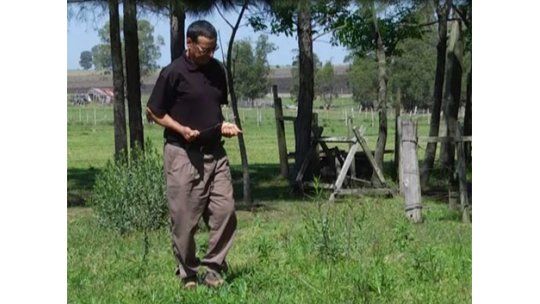 Rabdomante: un hombre que descubre agua subterránea con una vara