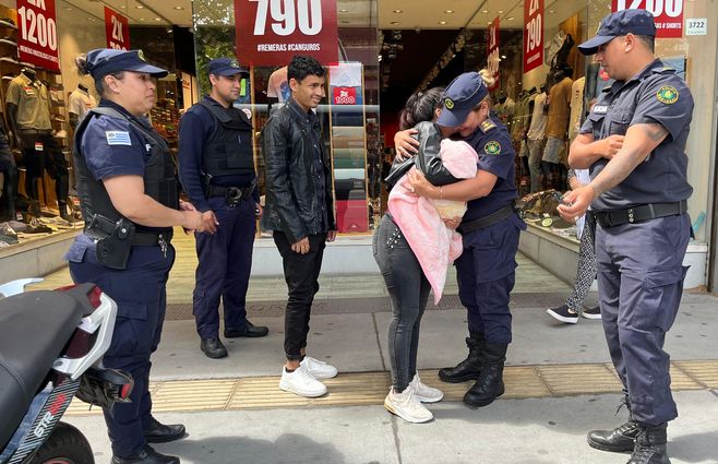 Foto: Nahuel Marichal, Subrayado. Policías hicieron recibimiento a la familia este viernes en la seccional.