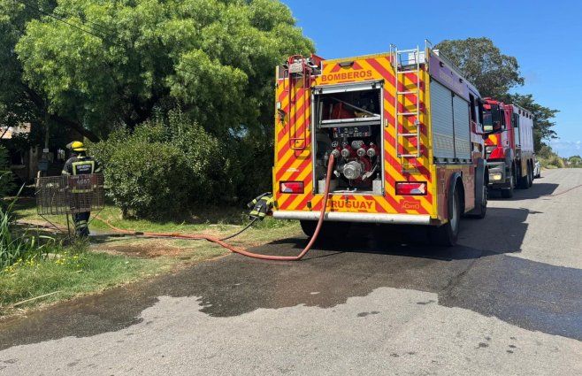 Foto: Emiliano Gutiérrez, Subrayado. Incendio en Pajas Blancas, donde trabajan bomberos.