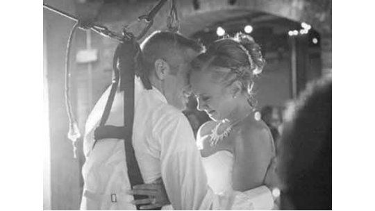 Parapléjico bailó en su fiesta de casamiento
