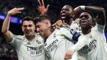 Valverde abrazado y ovacionado por sus compañeros tras convertir el triplete. Foto: AFP