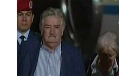 Mujica pidió permiso al Senado para quedarse en Venezuela