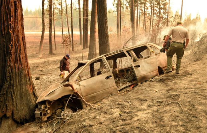 Un equipo de tres oficiales rastrillan lo que queda de Paradise en busca de víctimas.
