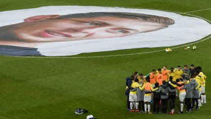 un ano despues de su muerte, nantes rinde homenaje a emiliano sala