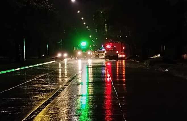 camino-maldonado-noche-lluvia-accidente-policial-escena