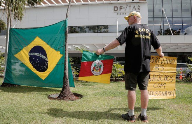 Foto: AFP. Seguidor de Jair Bolsonaro frente al hospital de Brasilia donde está internado.
