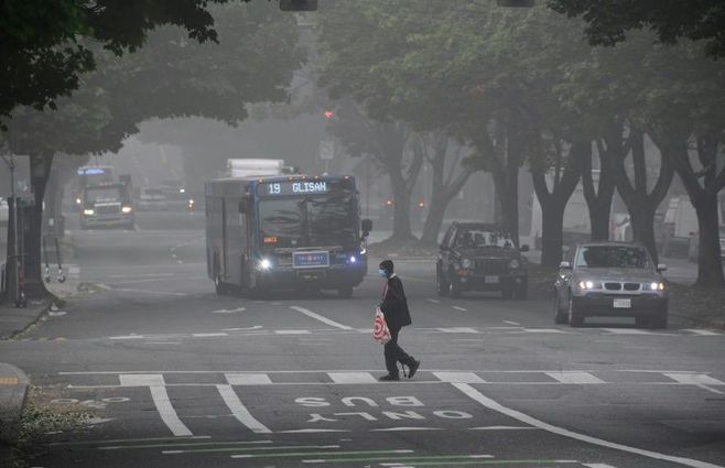 Un hombre cruza la calle en Portland, Oregon, el 14 de septiembre de 2020