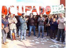 Huelga general y ocupación de policlínicas de salud pública