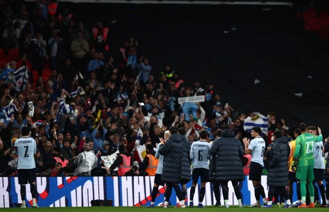 Foto: AFP. Hinchada de Uruguay en el partido ante Inglaterra, previo al Mundial 2026.
