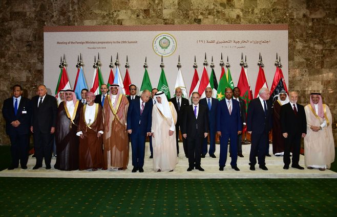 Ministros de RREE posan para una foto grupal durante la reunión preparatoria de la Liga Árabe en Riyadh en Abril de 2018.