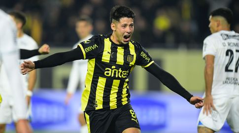 Peñarol derrotó 2-1 a Liverpool en el Campeón del Siglo por la primera fecha del Torneo Intermedio Peñarol derrotó 2-1 a Liverpool en el Campeón del Siglo por la primera fecha del Torneo Intermedio