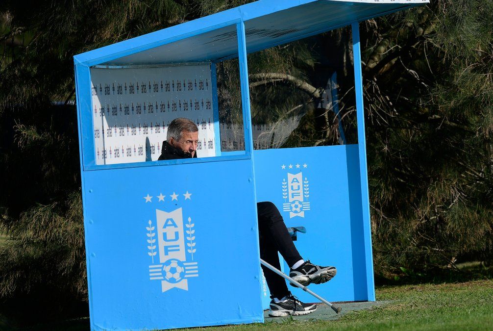 Tabárez observando la práctica del equipo