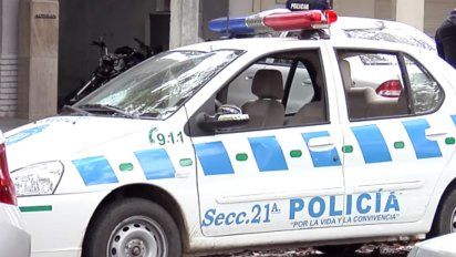 rapinaron a un policia que estaba de servicio y lo dejaron esposado