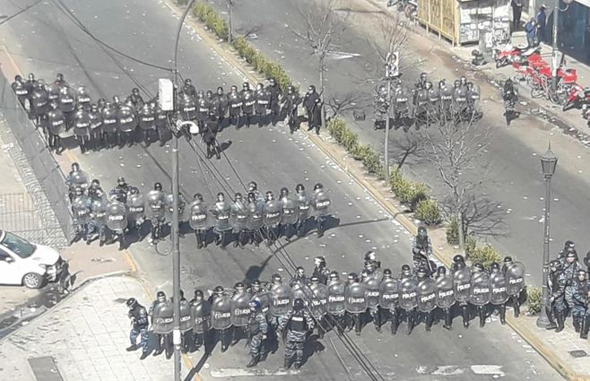 argentina-policia-astillero.jpg