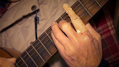 pether recibio un dedo mecanico que le permitio volver a tocar la guitarra
