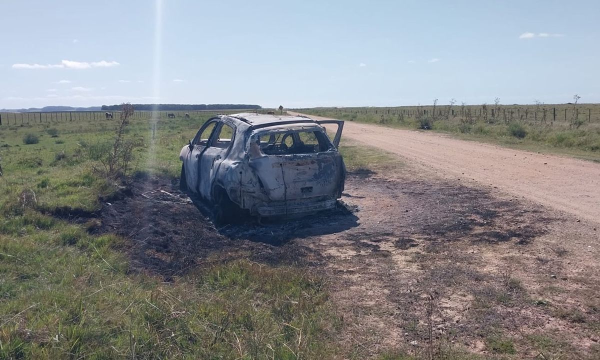 Foto cedida a Subrayado. Tras copar una mansión de Punta del Este escaparon e incendiaron la camioneta en Rocha.