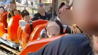 video muestra al nino de 2 anos que cayo del gusanito manzana del parque rodo en la falda de su padre