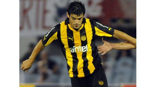 Peñarol sufrió, pero ganó y es noticia: 3 a 2 ante Racing