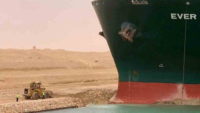 un gigantesco buque portacontenedores encalla y bloquea el canal de suez