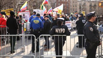 Movilizaciones afuera del tribunal ante el que compareció Nicolás Maduro. Foto: AFP