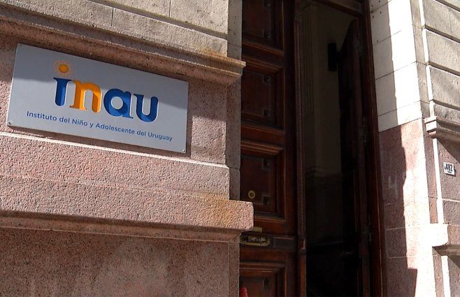 inau-puerta-fachada.jpg