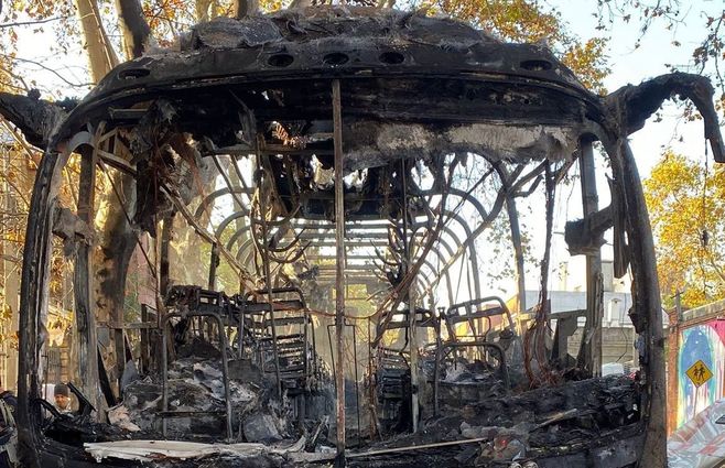 El ómnibus incendiado en el que iban a viajar a Colonia estudiantes de liceo. Foto: Bomberos.
