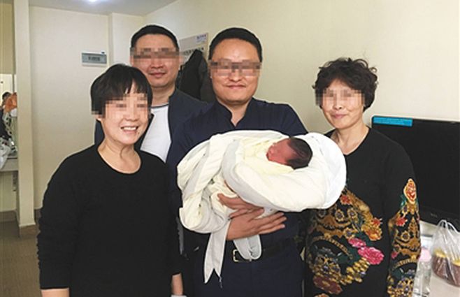 Tiantian junto a sus abuelos