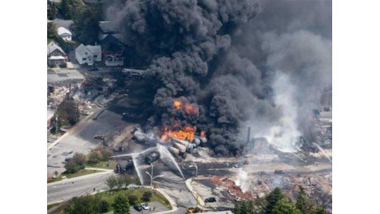 Aumentan a 5 los muertos tras explosión de tren en Canadá