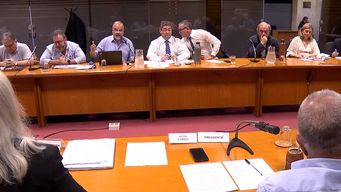 oficialismo cuestiono retiro del fa de comision con asse; la oposicion respondio