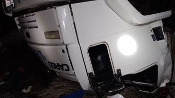 dos hombres estan en cti tras siniestro de transito entre camion y camioneta
