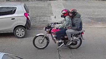 Los delincuentes usaban cascos con distintivos rojos y camperas verdes, y la moto era roja; los datos con los que la Policía los comenzó a buscar el lunes a la tarde.