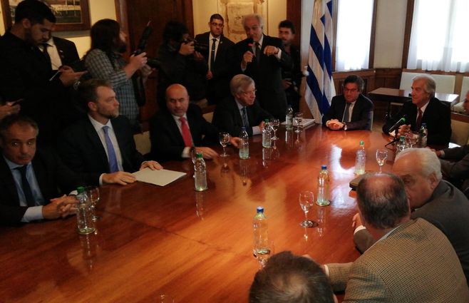 El presidente Vázquez en la residencia de Suárez y Reyes tras recibir a directivos de UPM, del BID y de CAF, que financiarán el proyecto Ferrocarril Central